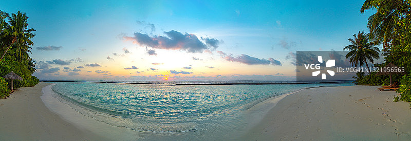 壮丽的马尔代夫热带海滩在日出。图片素材