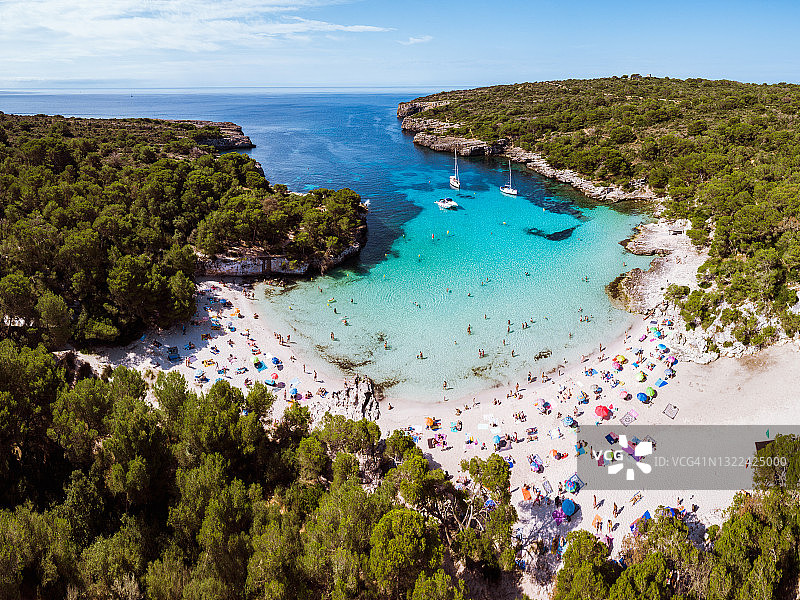 卡拉Turqueta海滩鸟瞰图，Menorca，西班牙图片素材