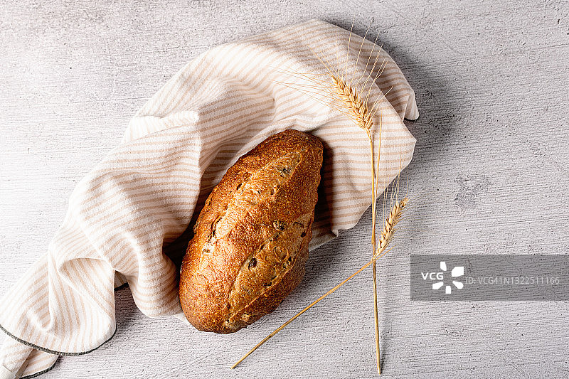 传统橄榄全麦面包。图片素材