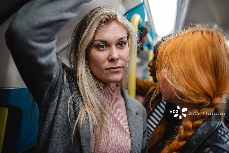 年轻的成年金发和红发女性在伦敦地铁上上下班图片素材