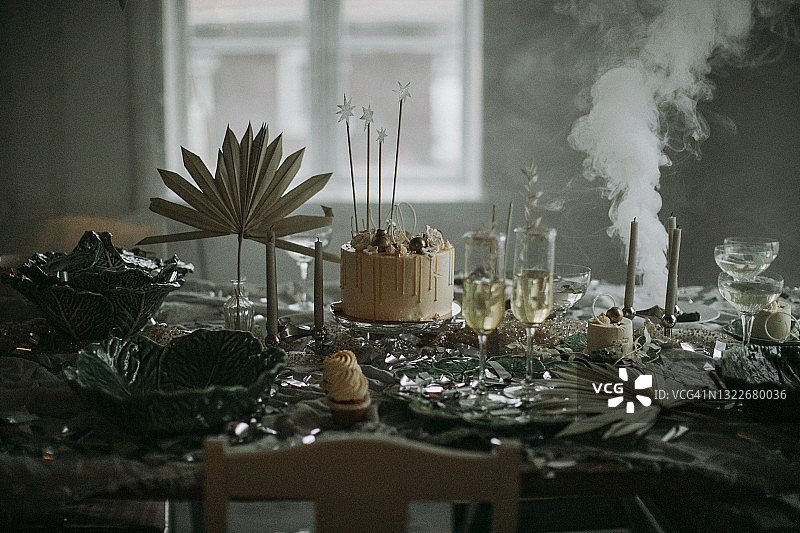 桌上有生日蛋糕和装饰品图片素材