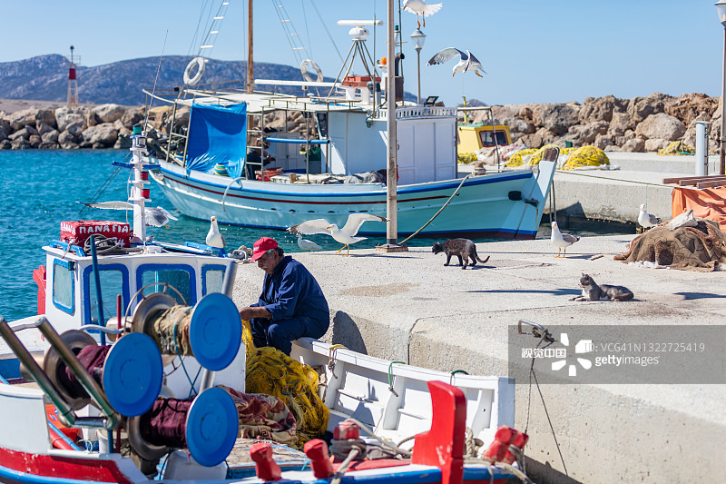 Koufonisi岛，基克拉迪斯，希腊。停泊在码头的渔船背景。图片素材