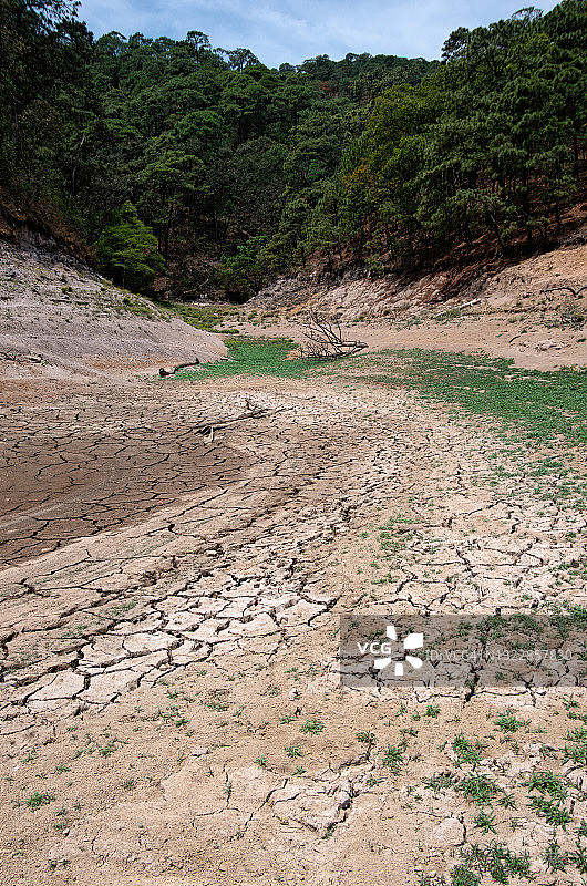 由于干旱，干涸的湖床和入口Avándaro，布拉沃谷，墨西哥图片素材