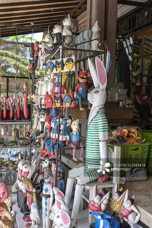在街头市场出售纪念品-有趣的手工木兔子。色彩鲜艳的儿童玩具及室内装饰。乌布，巴厘岛，印度尼西亚。特写镜头图片素材