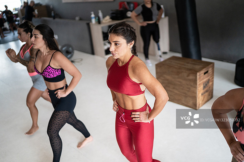 一群妇女在健身房健身图片素材