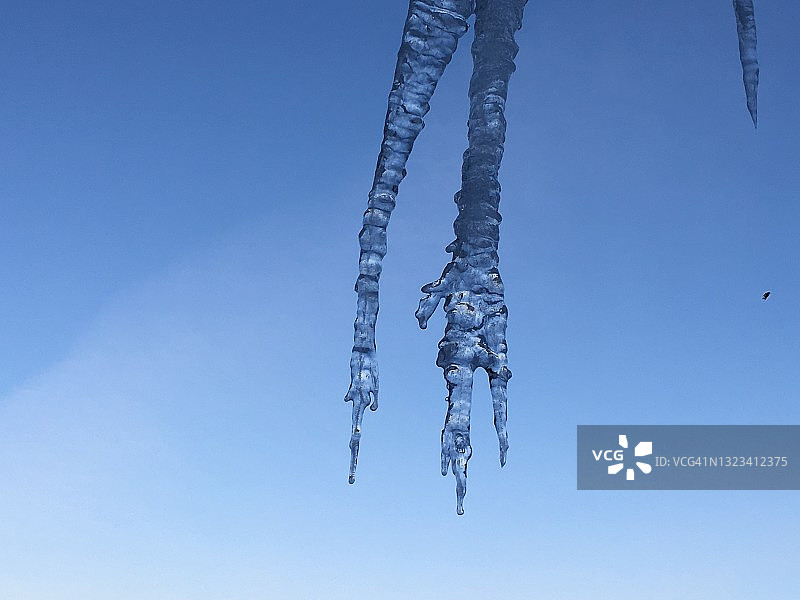 两根大冰柱映衬着蓝天图片素材
