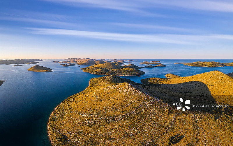 鸟瞰图的Kornati岛群岛在日出。克罗地亚Kornati国家公园图片素材