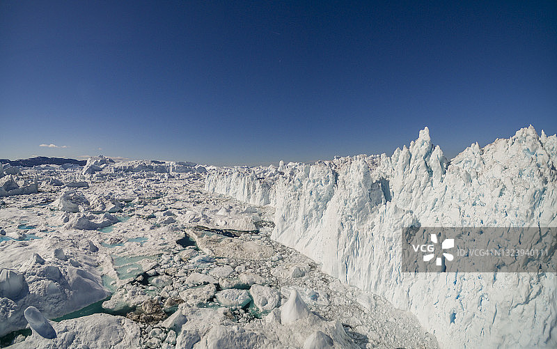 格陵兰岛伊卢利萨特，雅各布港冰峡湾巨大冰山的鸟瞰图图片素材