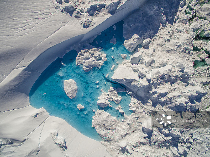 格陵兰岛伊卢利萨特，雅各布港冰湾冰山上的融水池鸟瞰图图片素材
