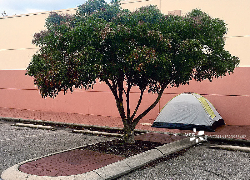 无家可归者在城市街道上搭帐篷图片素材