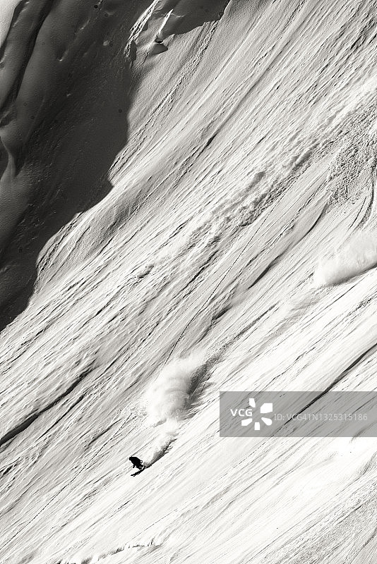 极速滑雪者穿过粉状雪下山图片素材