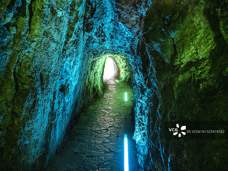 岩石之间的行人隧道，穿过一座山，进入Cala de Sa Calobra，马略卡岛。图片素材