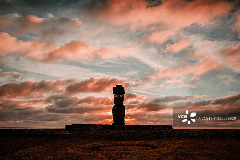 复活节岛上的摩埃石像在令人叹为观止的夕阳下。图片素材
