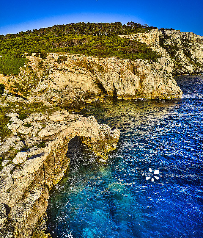 意大利亚得里亚海特里米蒂岛海岸线图片素材