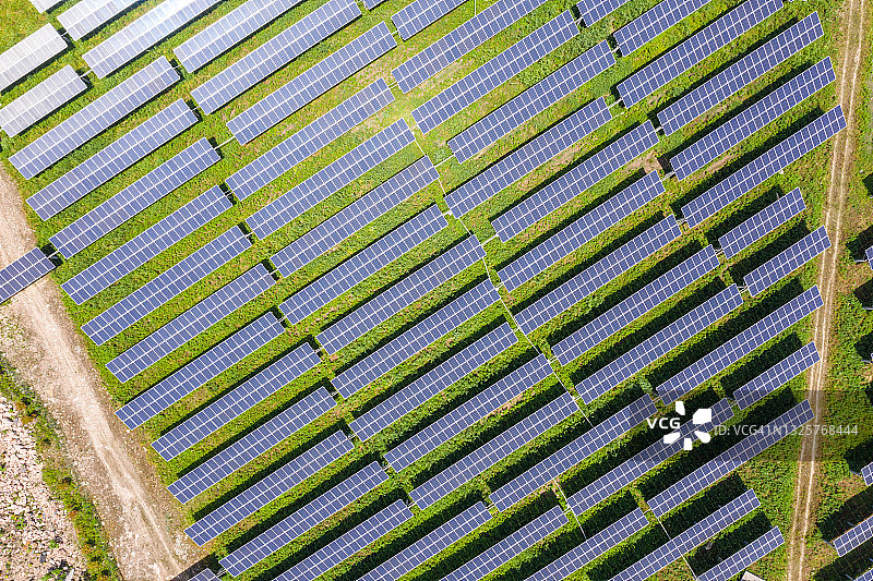 有绿色草坪的太阳能站图片素材