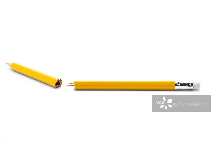 白色背景上的黄色铅笔碎片，在普通纸张的中间。图片素材