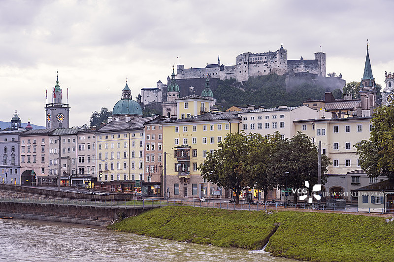 奥地利，萨尔茨堡州，萨尔茨堡，历史老城，背景是霍亨萨尔茨堡要塞图片素材