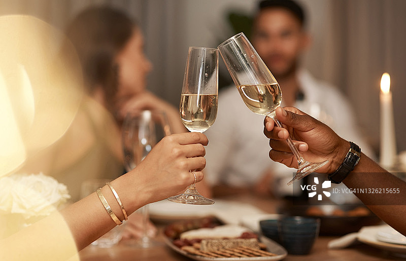 一群不同的朋友一起庆祝新年，举杯庆祝香槟图片素材