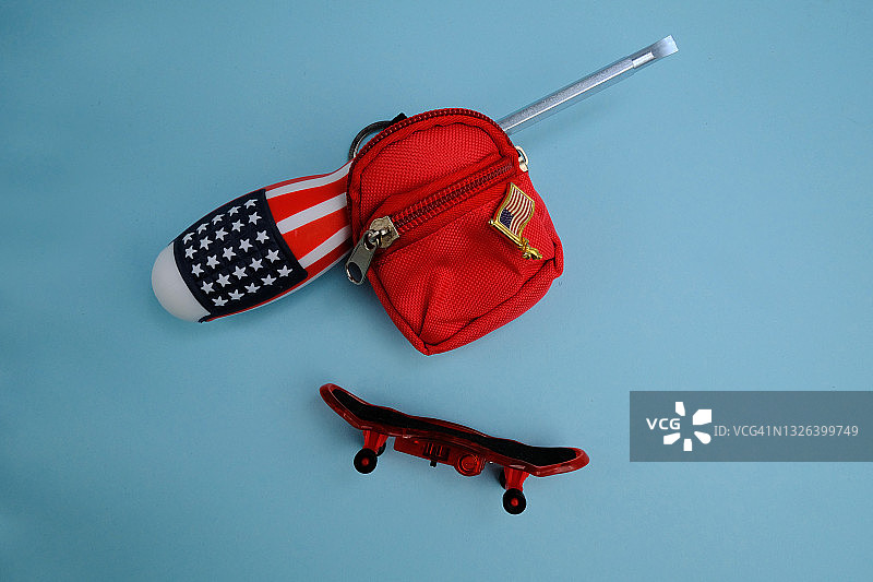 滑板，红色背包，美国标志螺丝刀。7月4日。美国国旗。图片素材