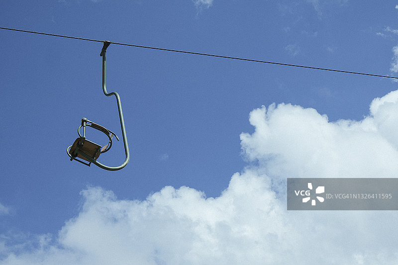 空的滑雪升降椅，映衬着晴朗的蓝天图片素材