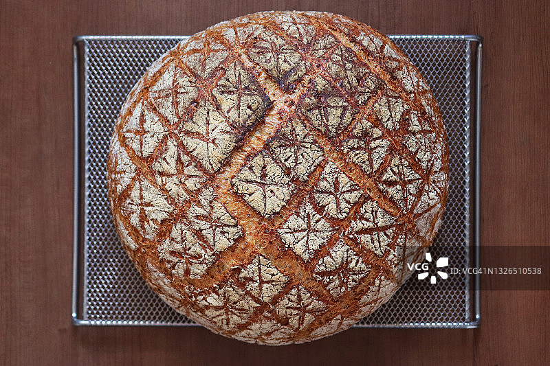 荷兰烤箱无揉全麦面包与折纸折痕图案刻痕图片素材