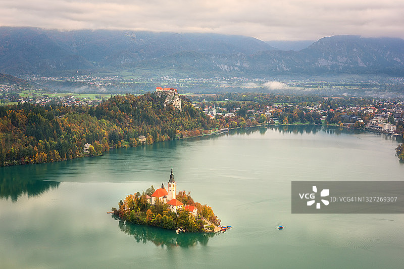 斯洛文尼亚著名的高山布莱德湖(Blejsko jezero)，令人惊叹的秋天风景。风景鸟瞰图，户外旅行背景图片素材