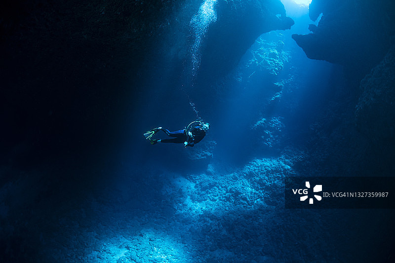 在密克罗尼西亚帕劳的蓝洞里的潜水员图片素材