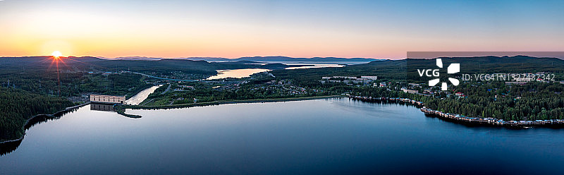 晚上的全景图与科瓦多湖上的克尼亚泽古布斯卡亚水电站和大坝。定居Zelenoborsky, Kandalaksha，摩尔曼斯克地区，科拉半岛。极地的一天。卡累利阿景观图片素材