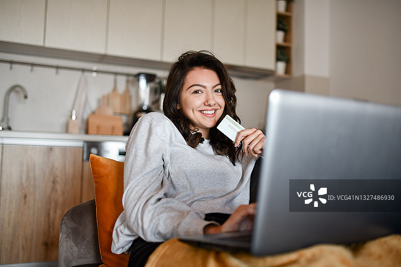 微笑的女性在网上用信用卡买什么图片素材