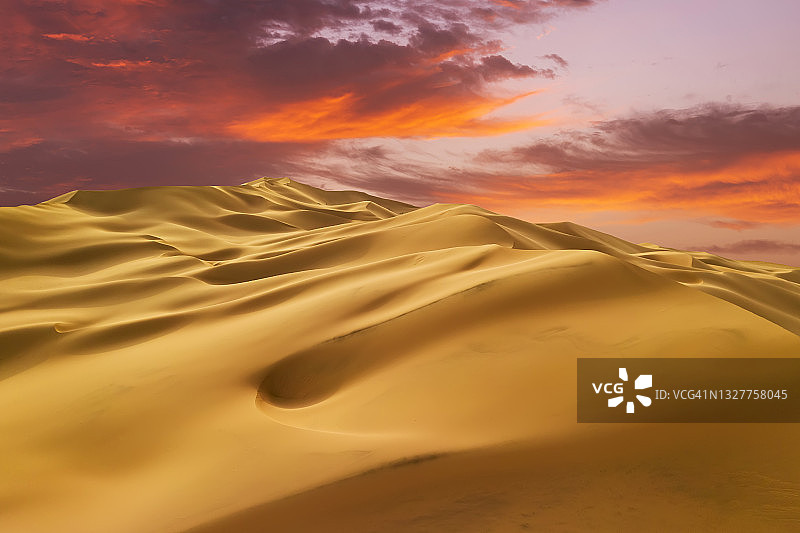 日落时沙漠中的沙丘。鲁哈利沙漠图片素材