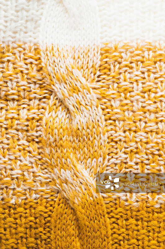 针织毛衣的质地，颜色渐变:从白色到亮黄色。平放风格，特写。图片素材