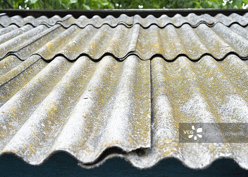 一个乡村房子的屋顶，上面覆盖着灰色的石板，特写图片素材