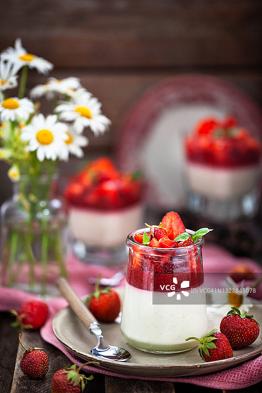 美味的意大利甜点意式奶冻配上新鲜的夏季草莓图片素材