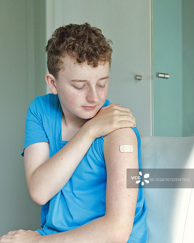 男孩接种了冠状病毒疫苗图片素材