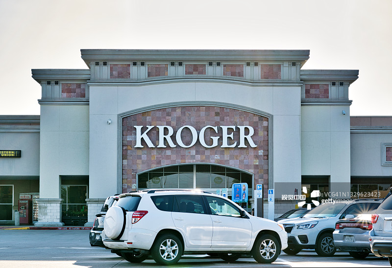 克罗格的店面与车辆在前景停车场在休斯顿，得克萨斯州。图片素材