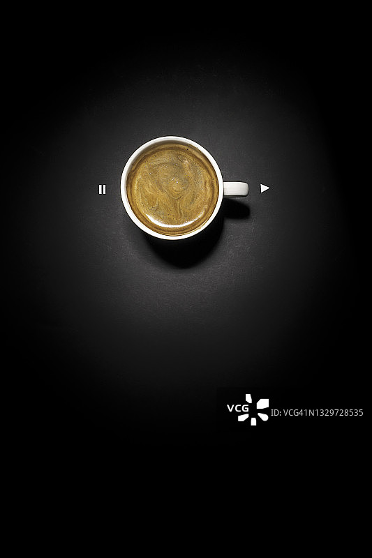 咖啡创意概念上的空白黑色背景图片素材