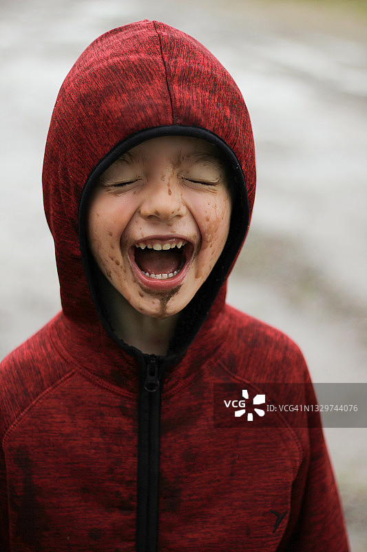 快乐的笑脏男孩的肖像图片素材