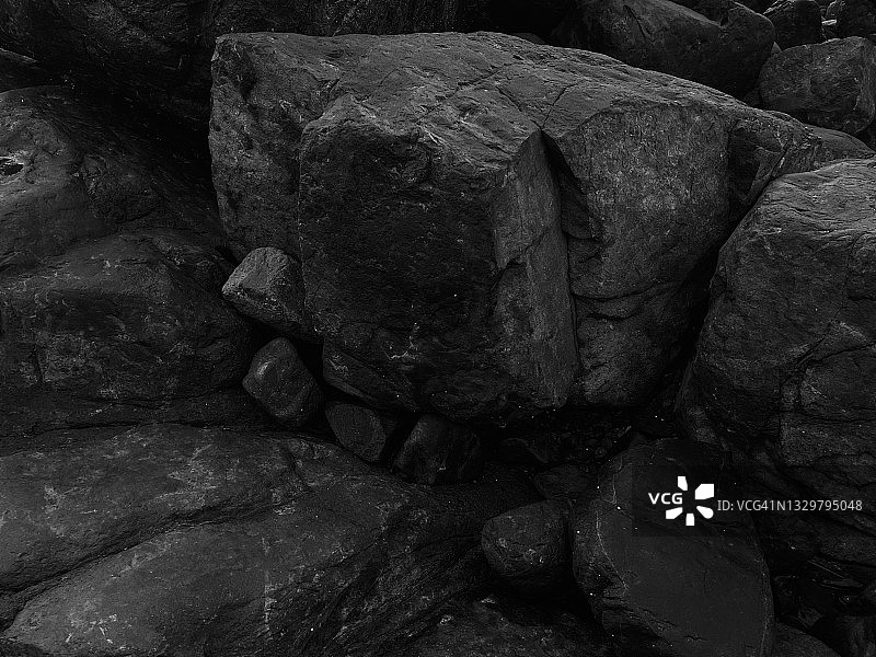 海边黑色多石的海滩图片素材