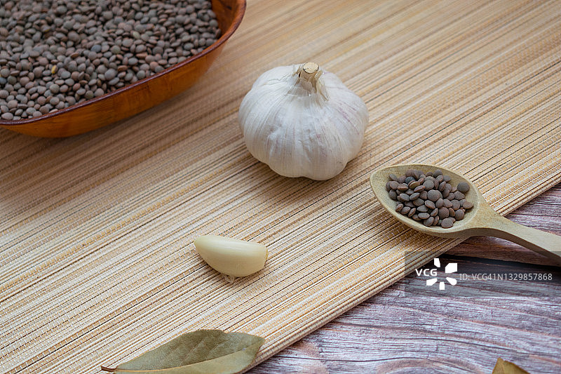 小扁豆在木勺和大蒜的特写镜头图片素材