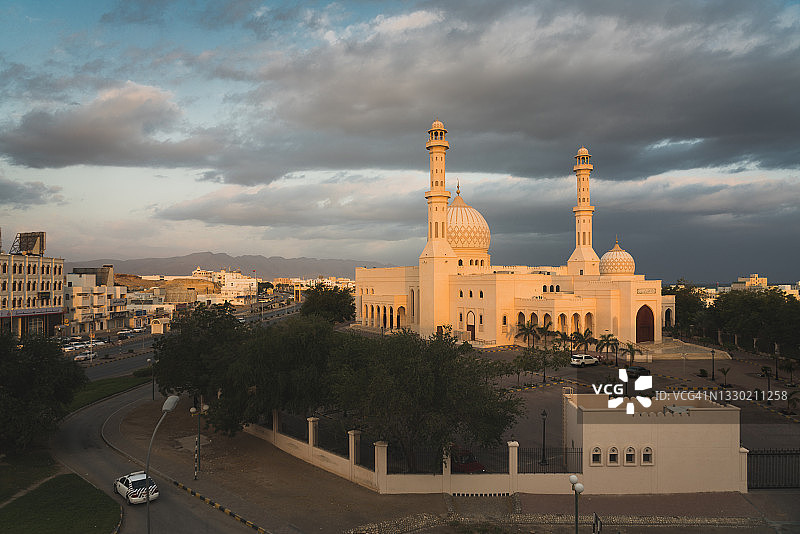 清真寺和典型的住宅建筑在苏尔，阿曼图片素材