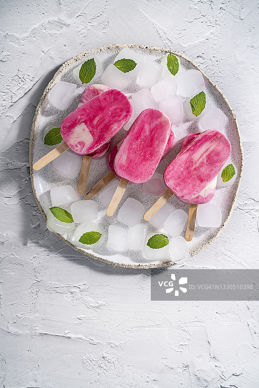 草莓、覆盆子或红莓自制冰棒，薄荷叶加冰块图片素材
