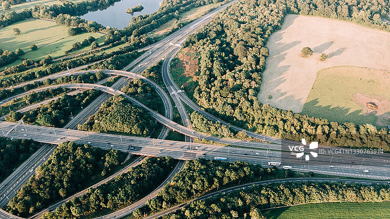 英国高速公路十字路口的空中日间视图-股票照片图片素材