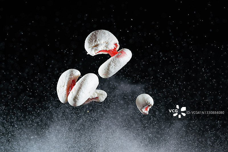 棉花糖与红色果冻馅飞行在半空中捕捉高速"图片素材