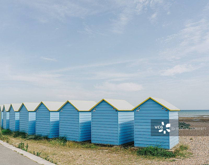 蓝色海滩小屋的白天视图-库存照片图片素材