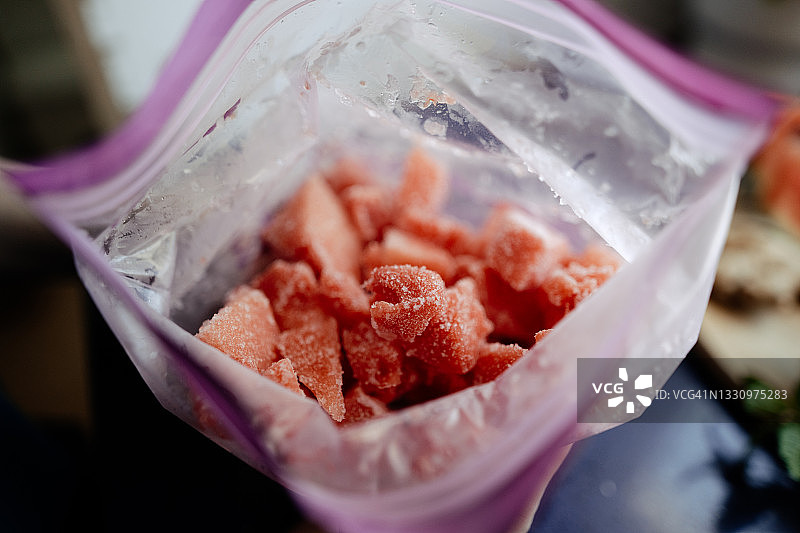 塑料冷冻袋上的冷冻西瓜图片素材