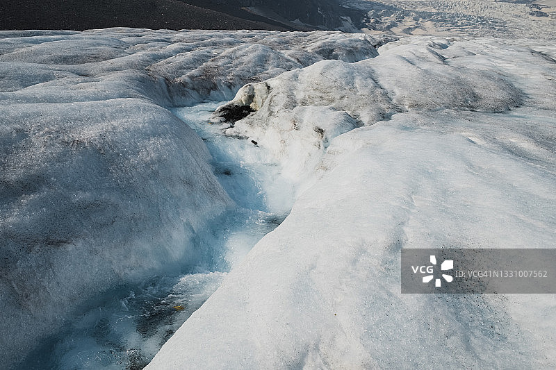 一条河流穿过阿萨巴斯卡冰川的冰层图片素材