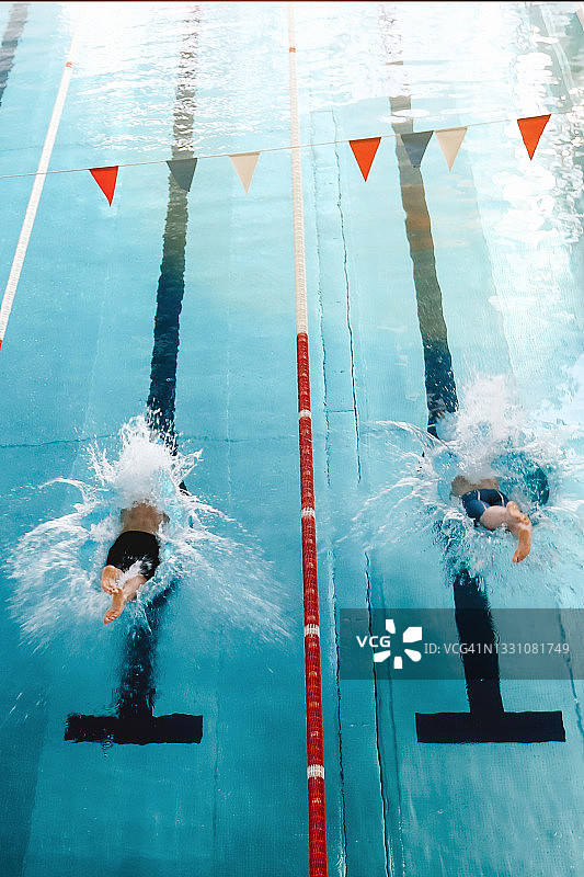 年轻的成年男子在游泳池游泳图片素材