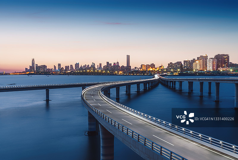 一座通向城市的跨海大桥图片素材