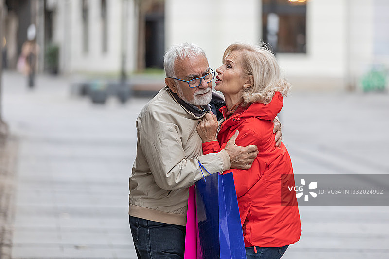 一对老夫妇在城市街道上散步时出现了关系问题。图片素材