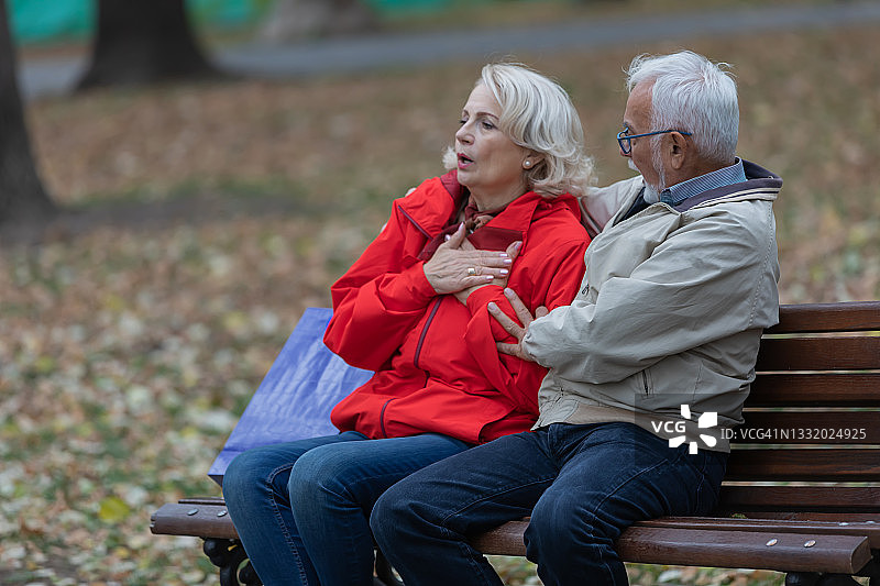 一位患有慢性心血管疾病的老年妇女得到了丈夫的支持。图片素材